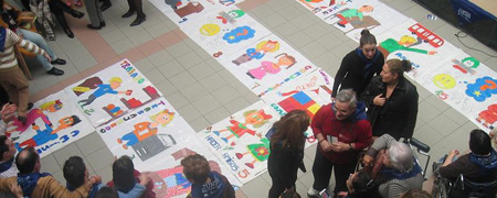 reunión con niños y dibujos en el suelo