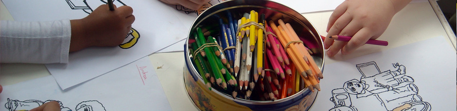 imagen de un cesto con pinturas de colores