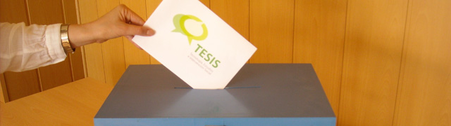persona votando en urna